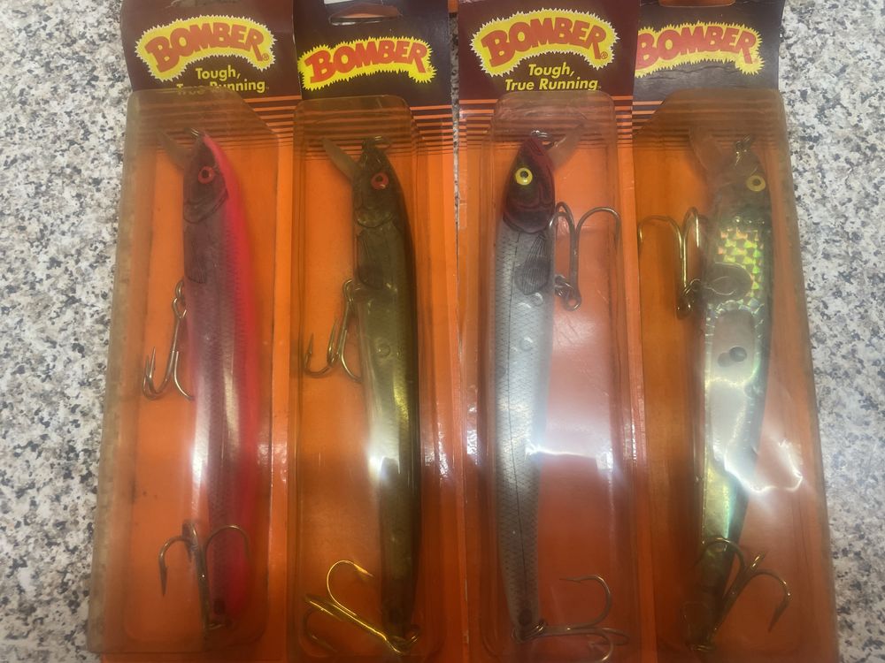 Amostras de pesca marca BOMBER modelo long A