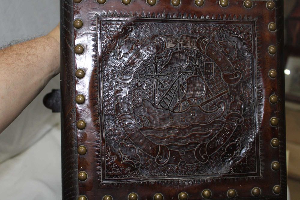 1 banco, em Castanho, sec.XVIII, caravela Portuguesa, gravada no Couro