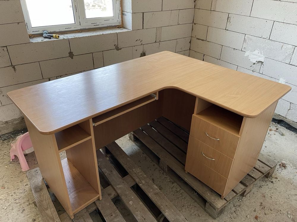 Компютерний стіл