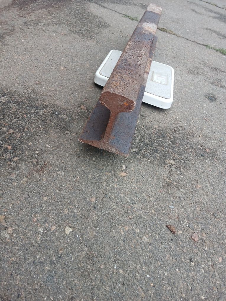 Продам куски швеллера,уголок,рельса.
