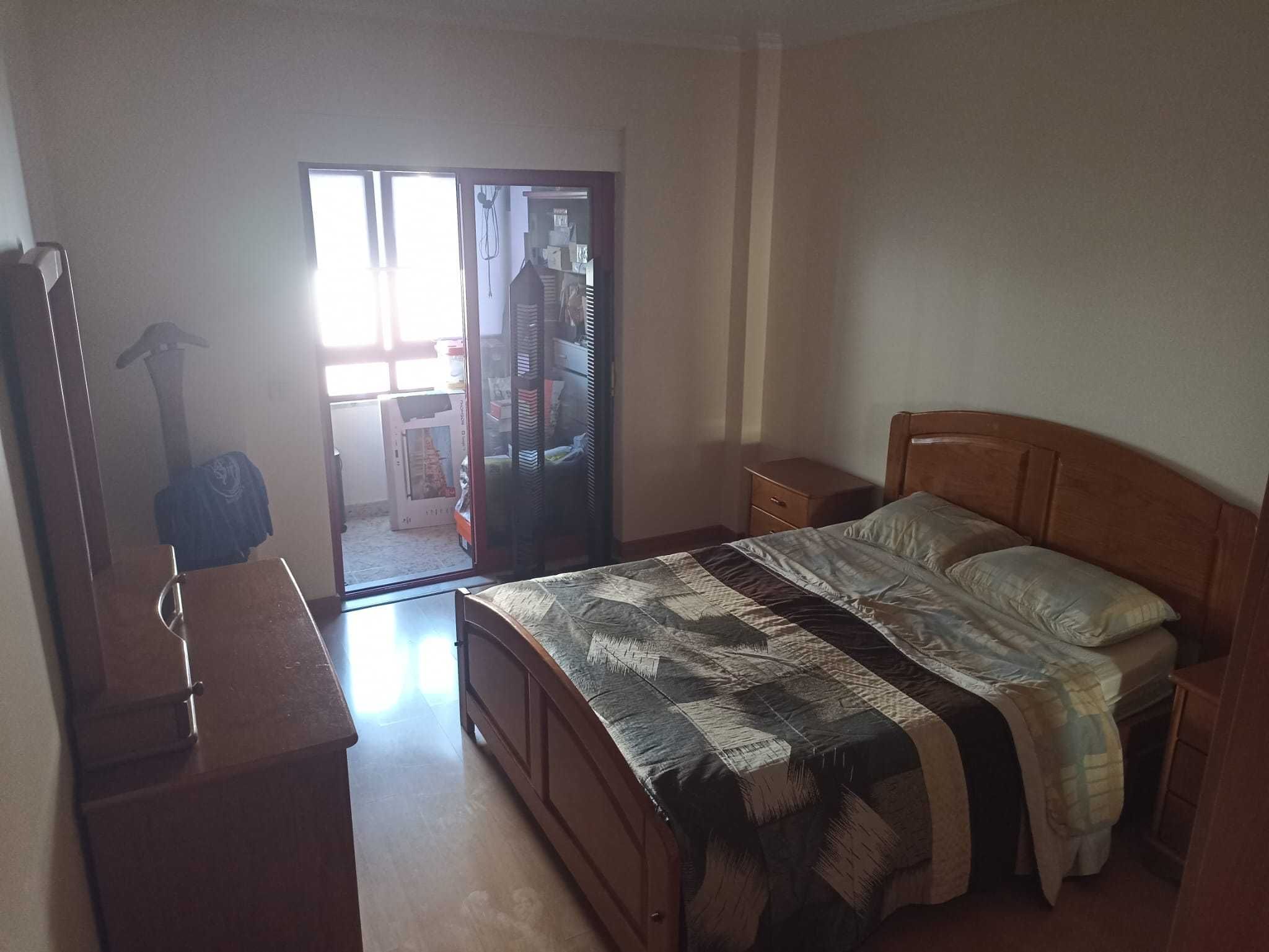 Quarto Casal - Cama + Cômoda c/ Espelho + 2 Mesas de Cabeceira