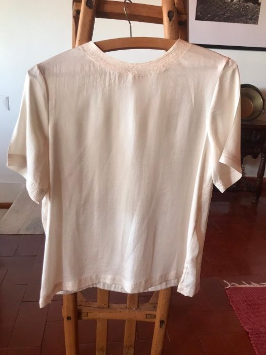 Casaco de padrão leopardo com blusa branca