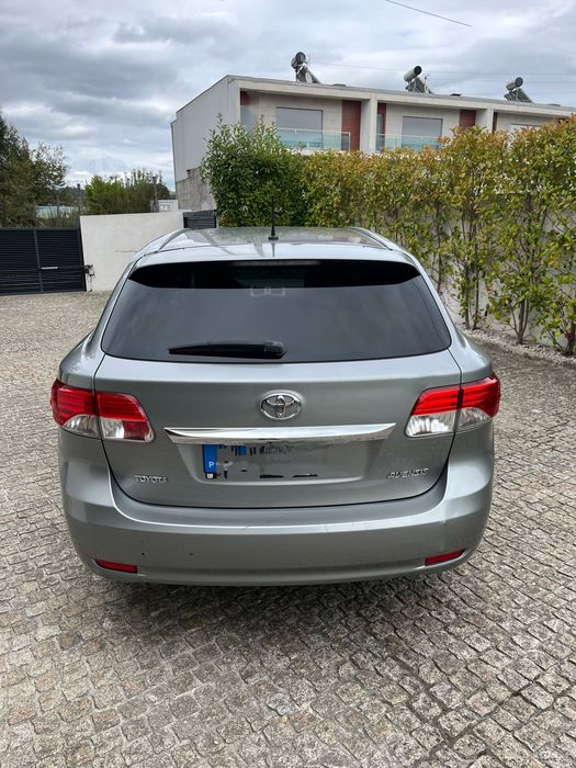 Toyota Avensis 2.0 D4D SW 2013 | Carrinha Familiar Fiável e Económica