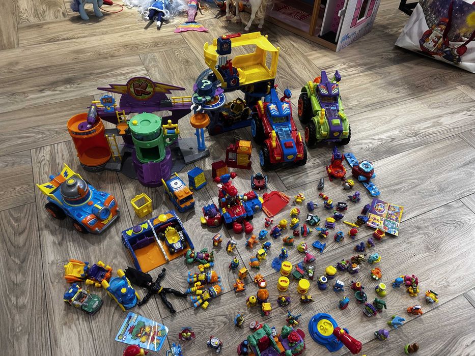 Mix SUPER ZINGS, ok. 70 figurek, 3 duże pojazdy, 2 bazy i inne