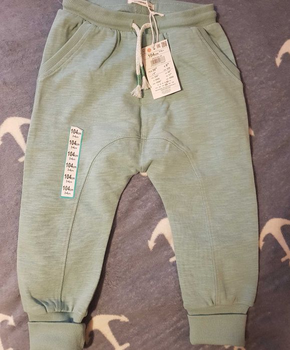 Nowe spodnie chłopięce Reserved rozm.104