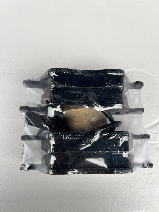 Передні гальмівні колодки AUDI A4/A6, VW Passat з датчиком,