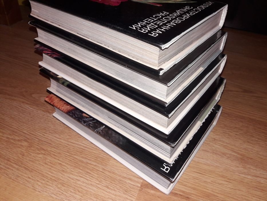 Пять томов книг из серии "Иллюстрированная энциклопедия" Артия Прага.