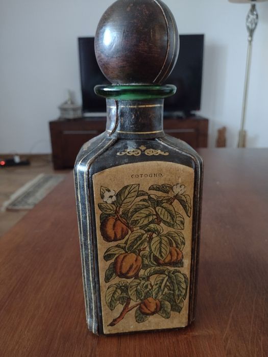 Stara włoska karafka okuta skorą