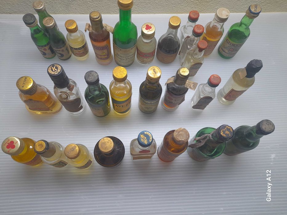Várias garrafas em miniatura