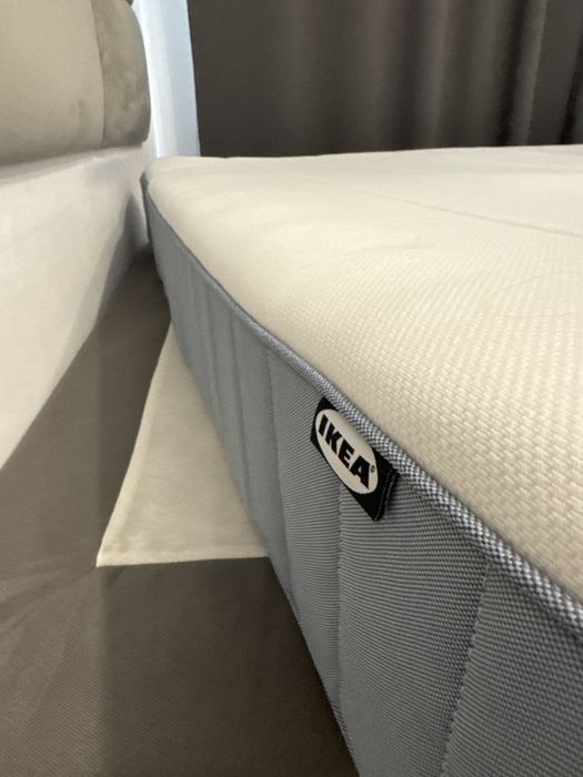 Łóżko kontynentalne z materacem  Ikea 140x200  w idealnym stanie