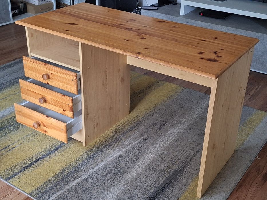 Biurko drewniane z szufladami.