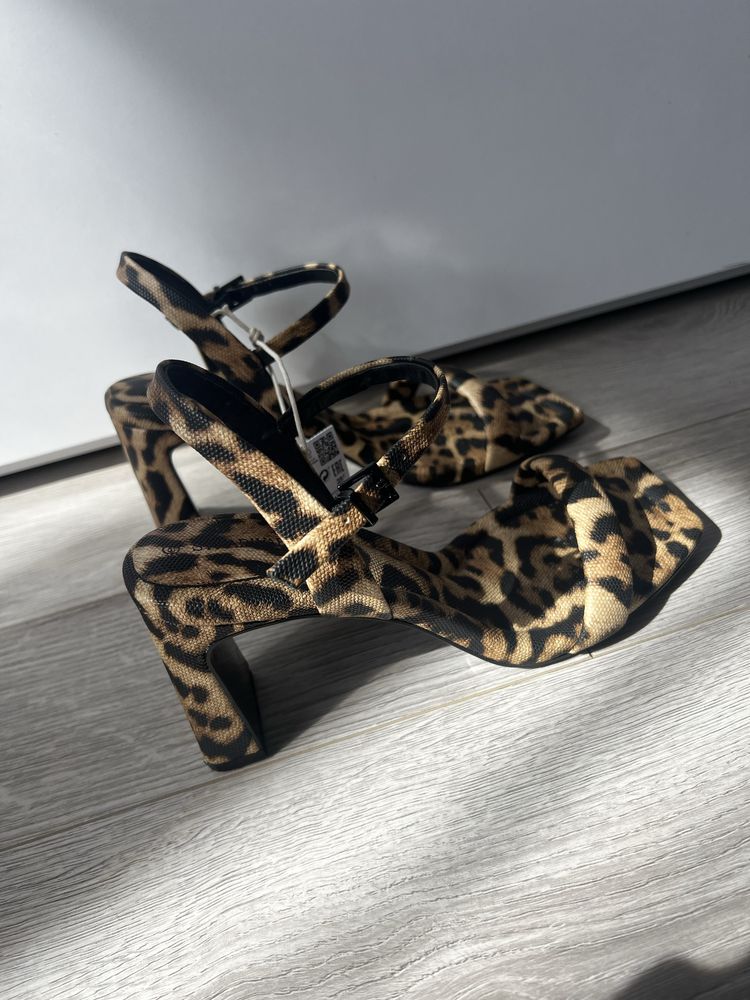 Босоніжки леопардові Stradivarius 38 p