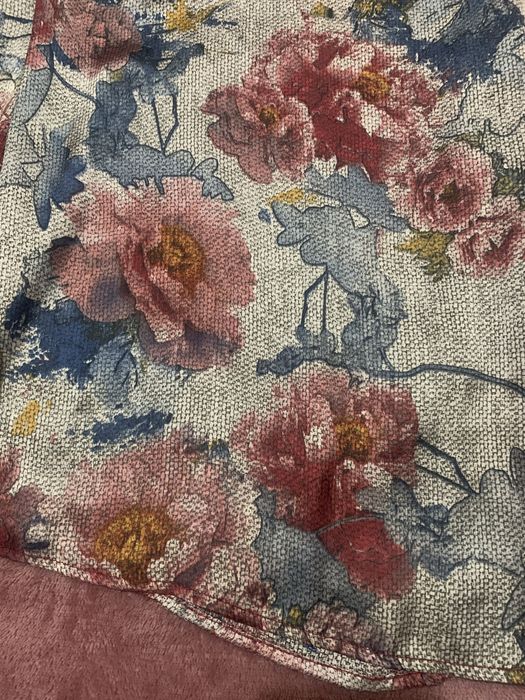 Blusa “Amely” tamanho 44 cinza com padrões florais multicolor