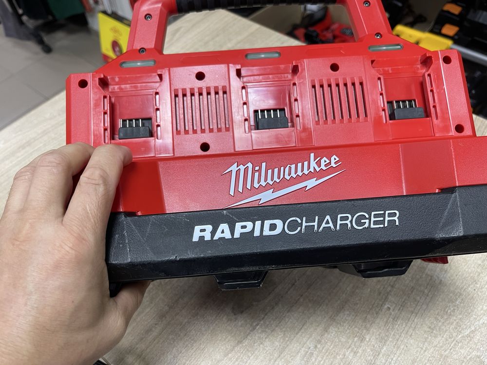 Milwaukee M18 PC6 Packout / зарядний пристрій Мілвокі на 6 портів