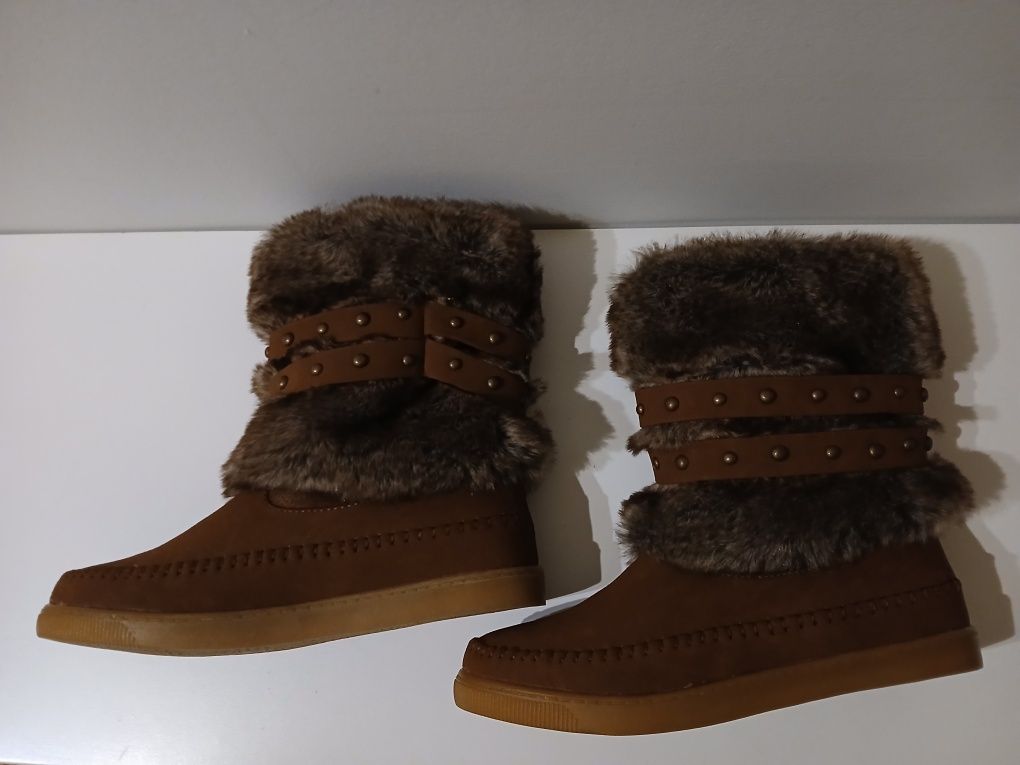 Botas castanhas com pêlo