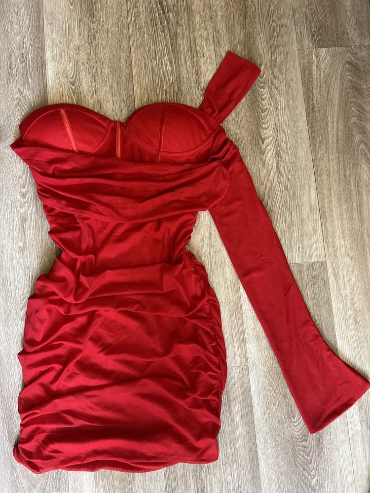 Трендовое красное платье корсетное с чашками сеткой на один рукав м-л