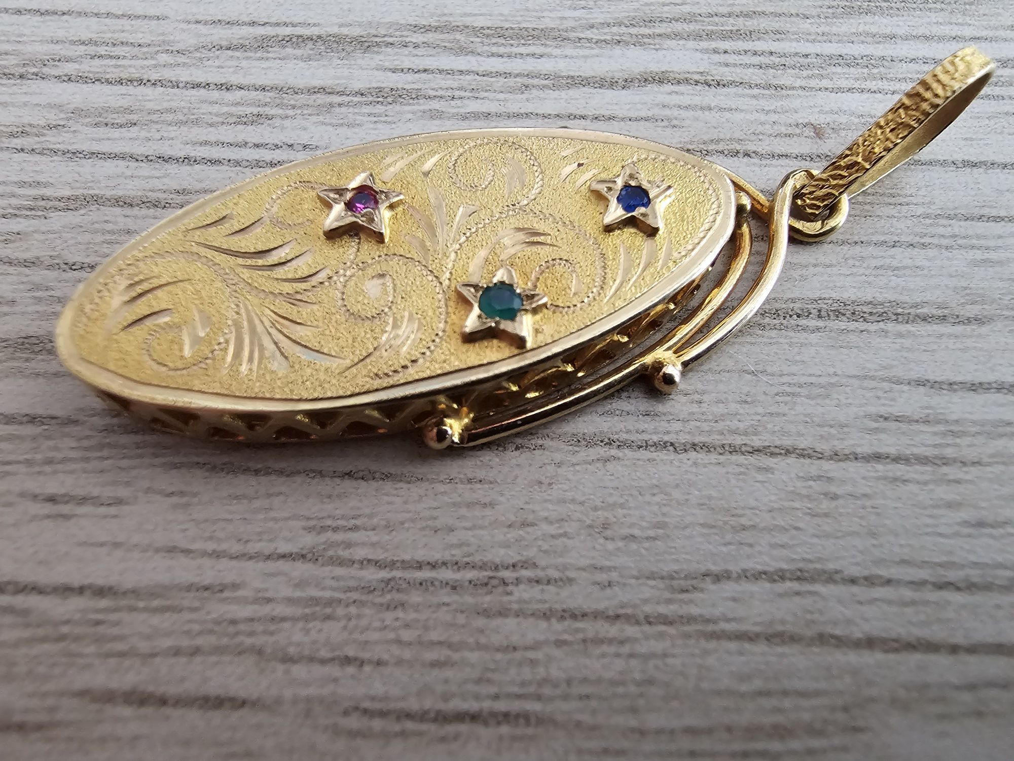Pinguente em ouro com pedras varias cores