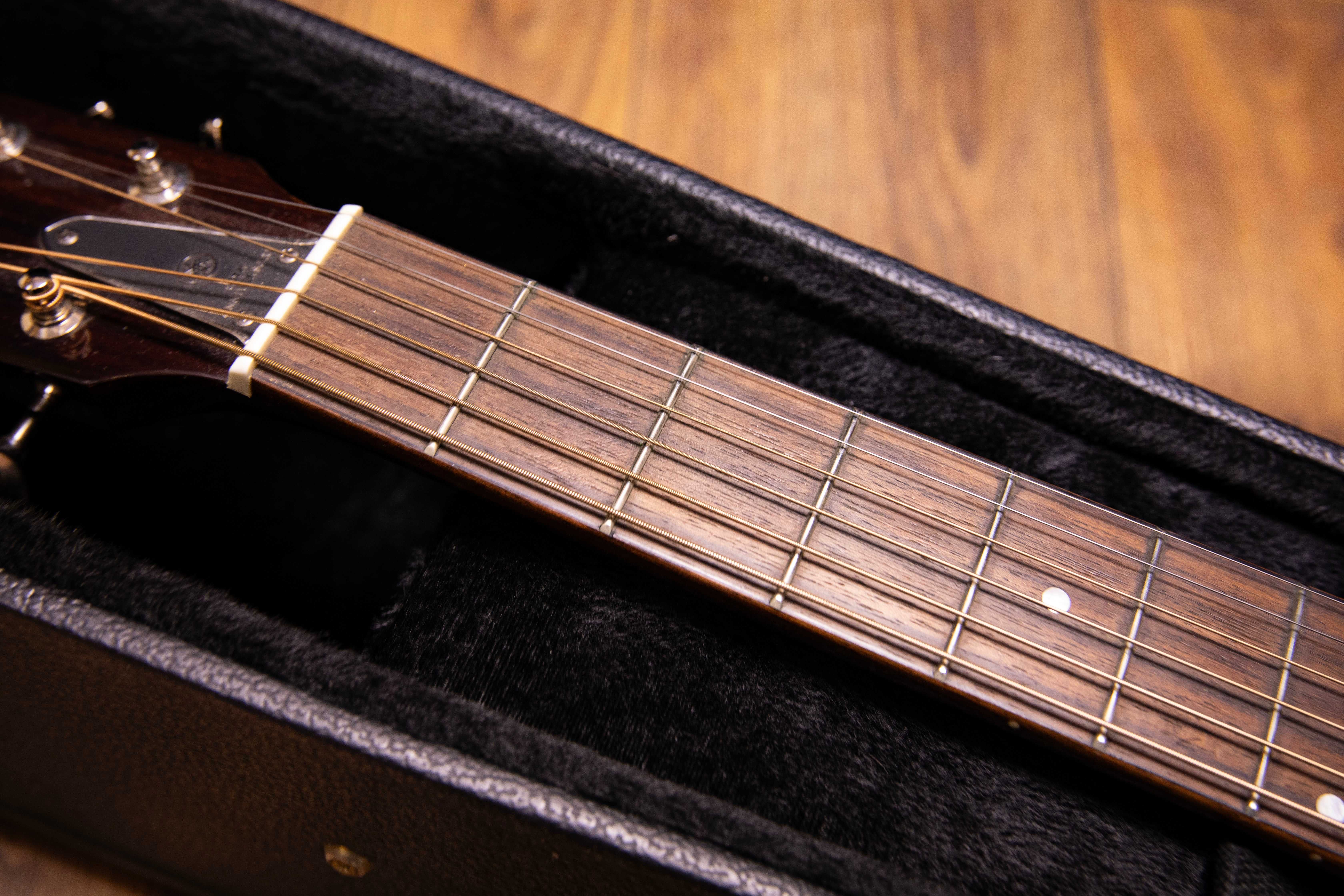 Топовая акустическая гитара YAMAHA FG180-50TH Red label