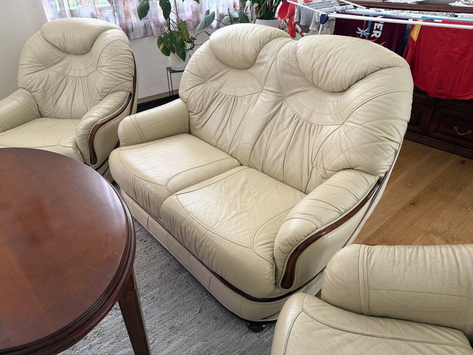 Skorzane meble wypoczynkowe z drewnianym obiciem