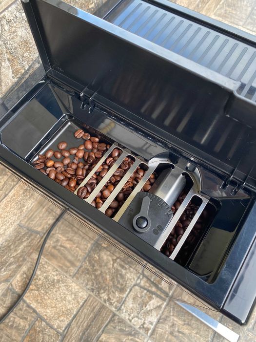 Кавомашина Delonghi Perfecta EVO малий пробіг гарний стан