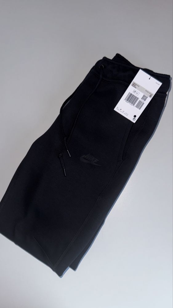 Nowe, czarne spodnie dresowe Nike Tech Fleece w rozmiarze XS joggers