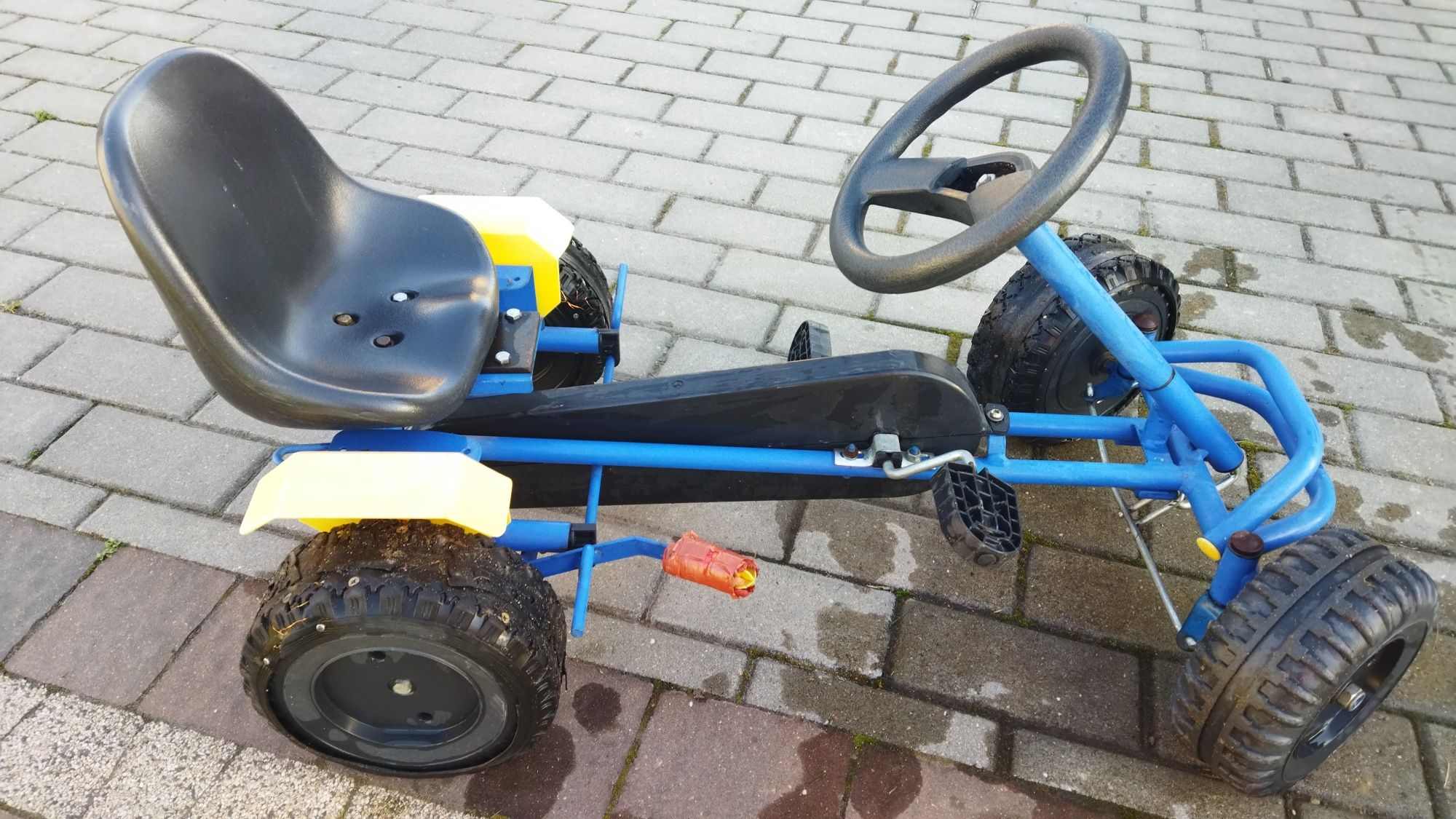 Gokart dziecięcy na pedały.