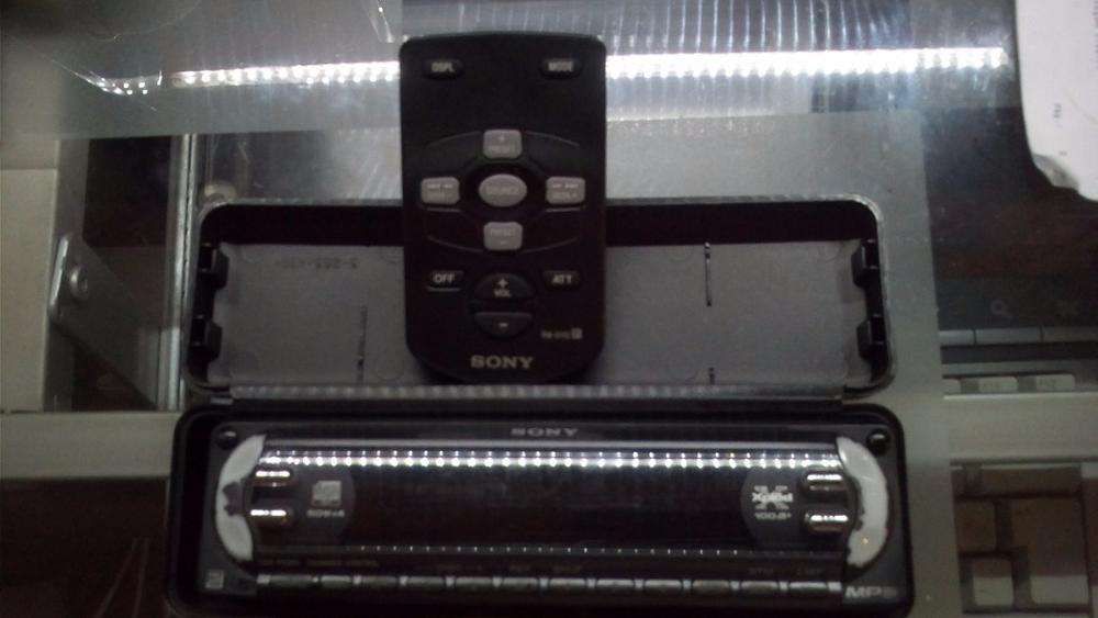Vendo frente e comando de auto-rádio Sony