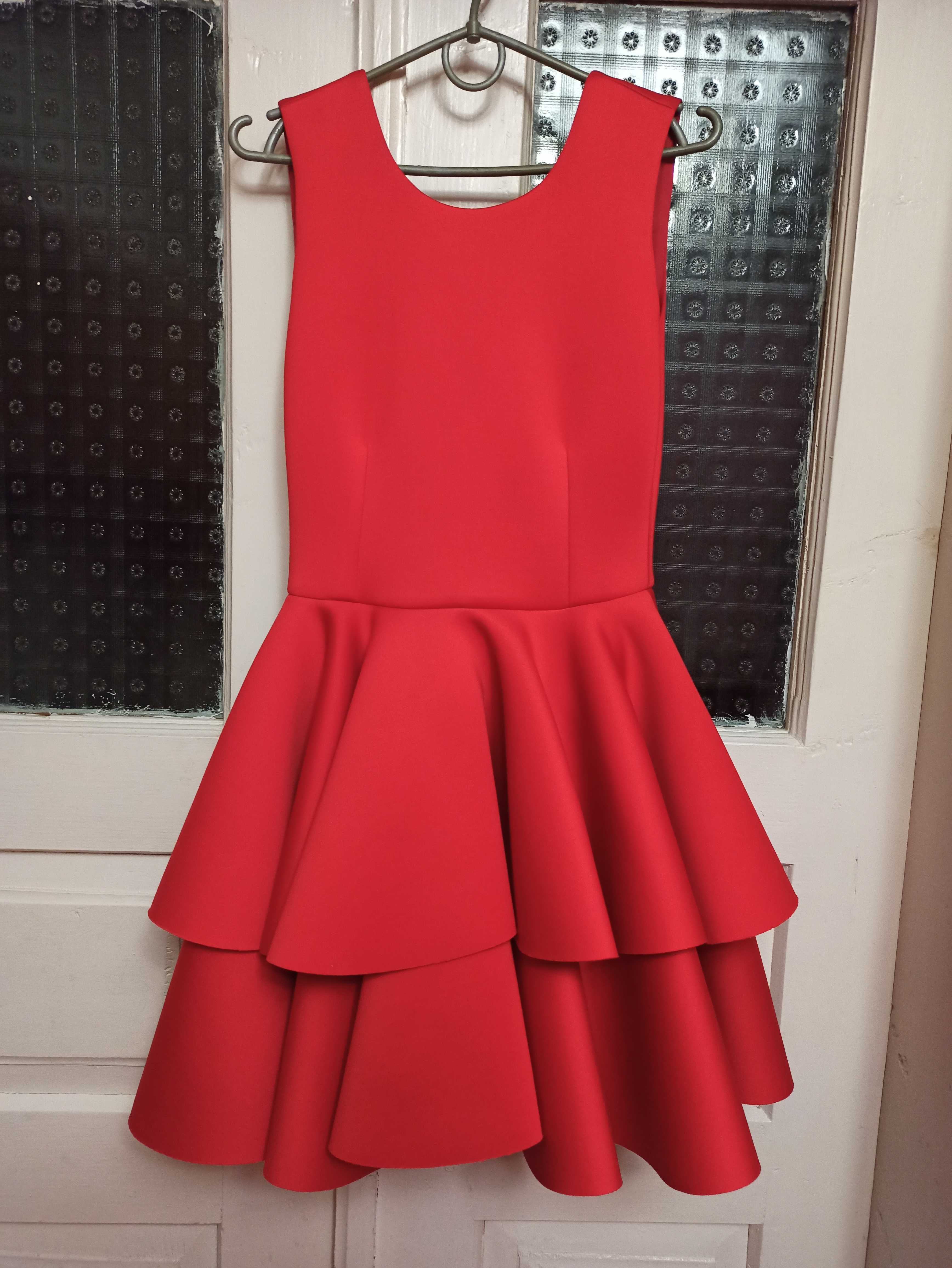Жіноче плаття червоного кольору
