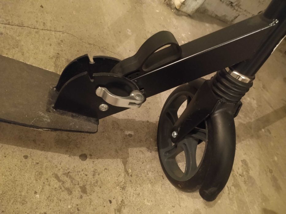 Hulajnoga czarna Lionelo Luca