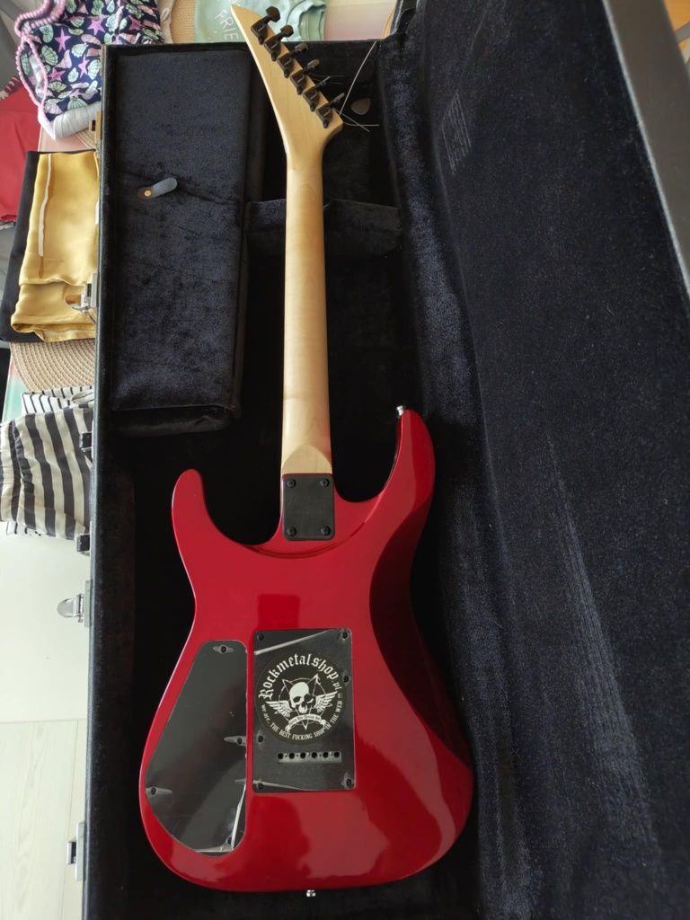 Zestaw Gitara elektryczna, twardy futerał i multiefekt