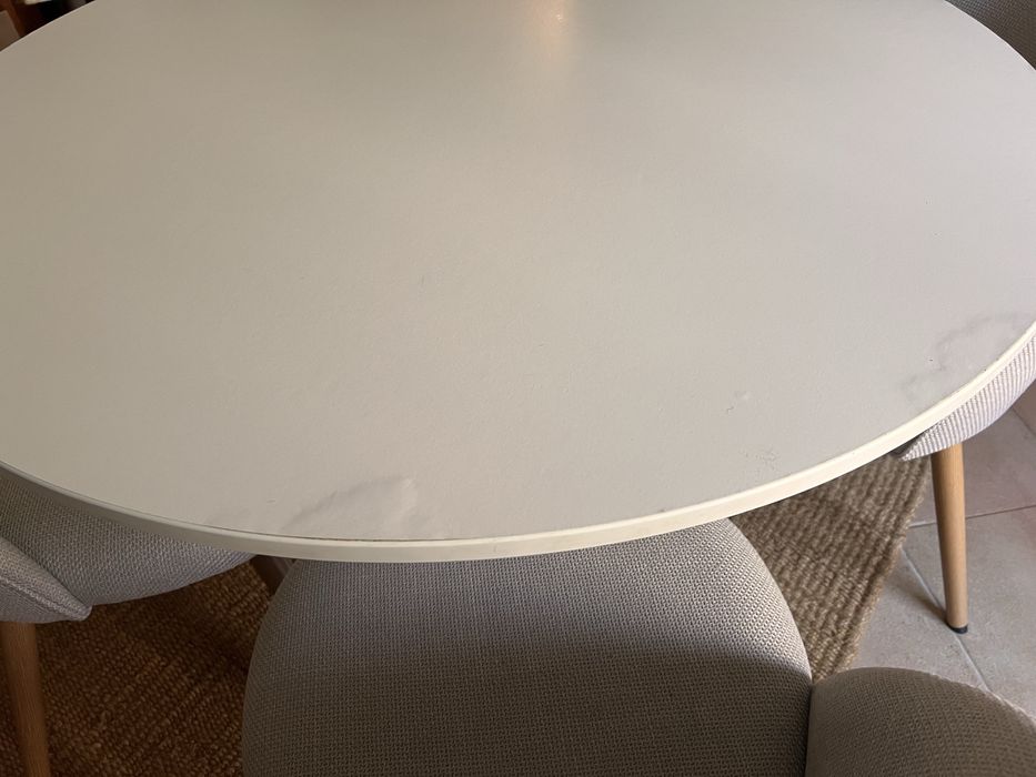 Mesa branca redonda