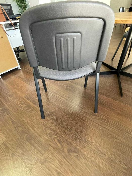 Mesa redonda de escritório com 2 cadeiras estofadas