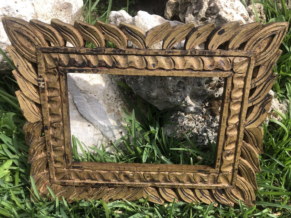 Moldura antiga em dourado velho talhada à mão.