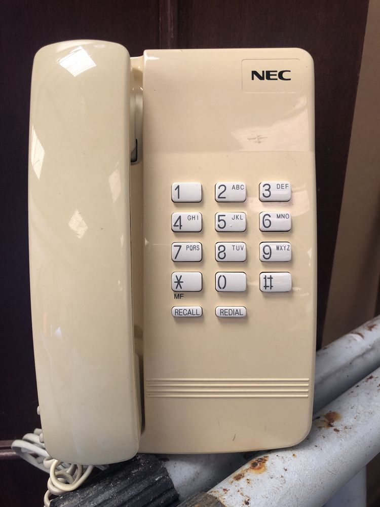 Telefone com fios antigo