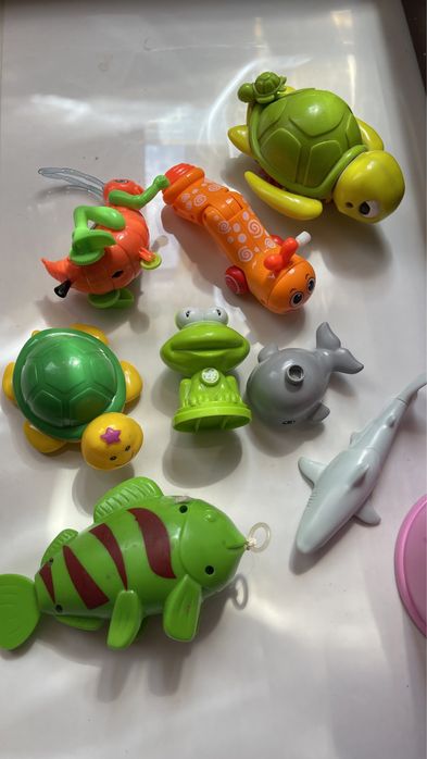 Детская игрушка фигурка на колесиках жабка гусеница кузнечик кит акула