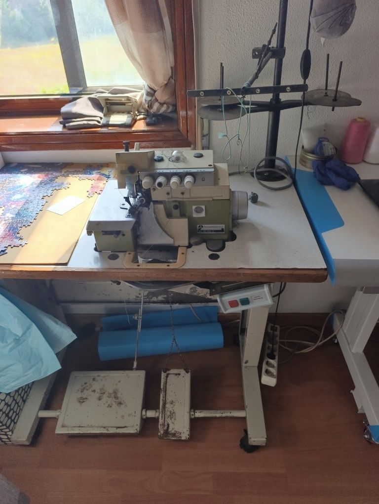 Máquina de costura motor e novo.
