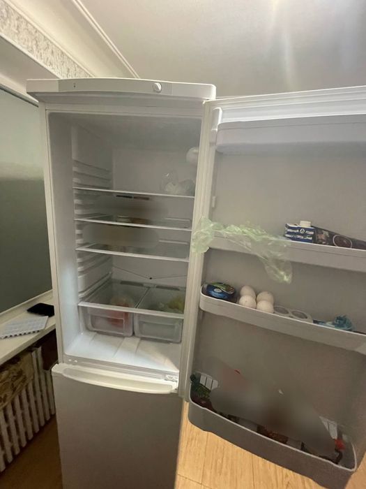 Продам полки б/у на холодильник Indesit.