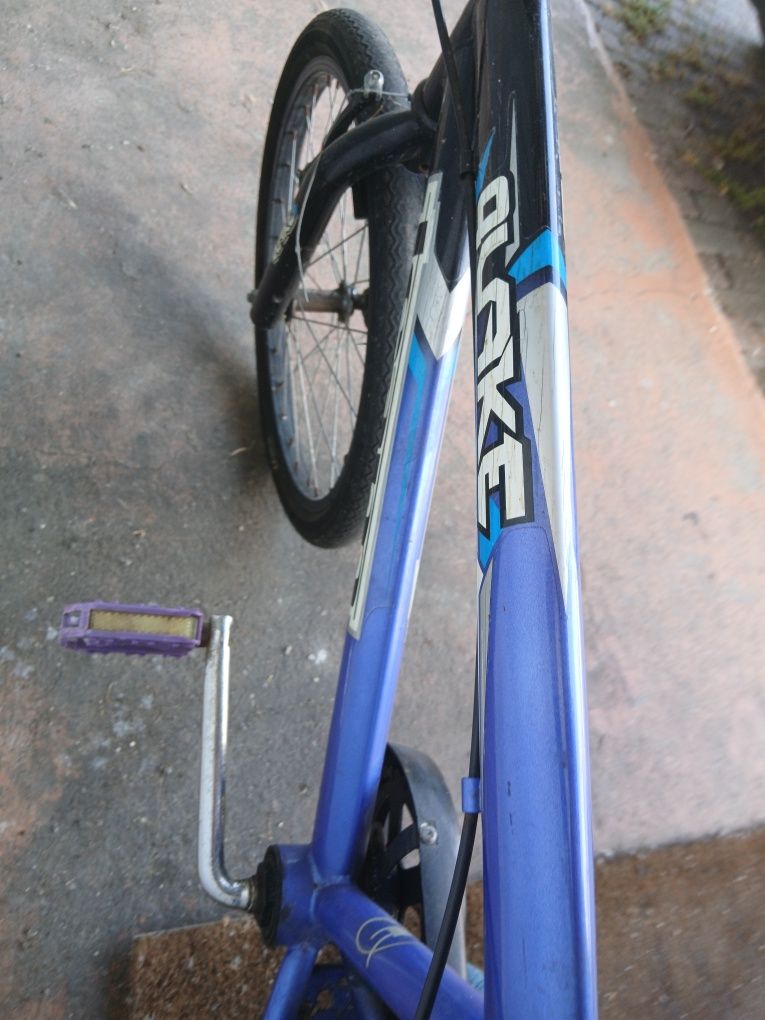 Bicicleta, usado mas funciona bem boa para crianças de 5 a 10  anos