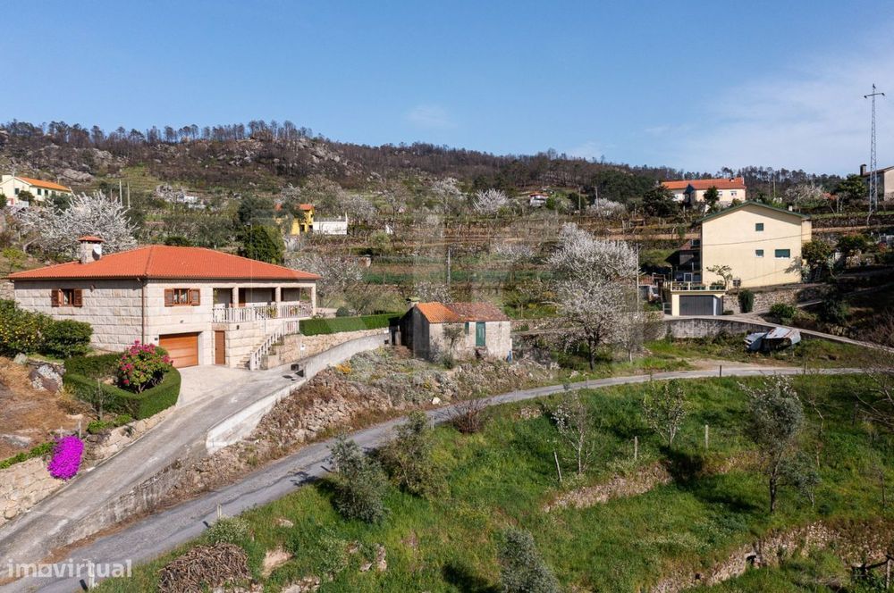 Moradia com Terreno de 435m² para Reconstruir