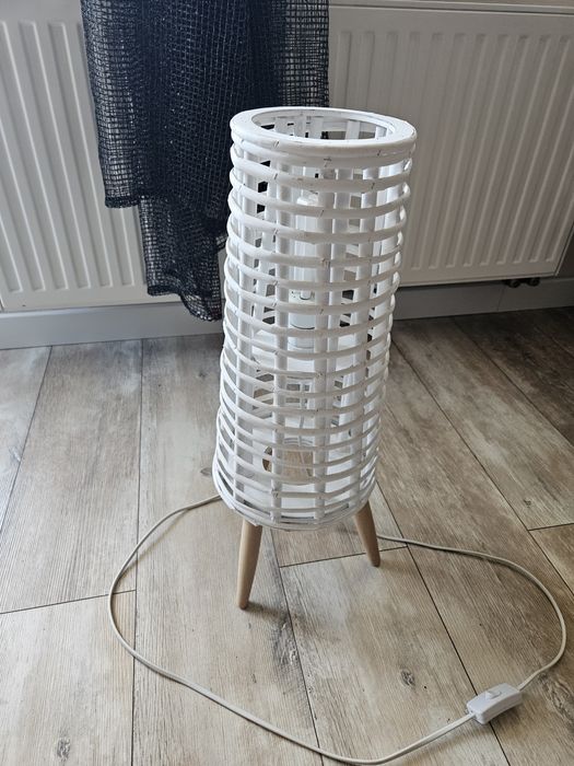 stojąca biała lampka