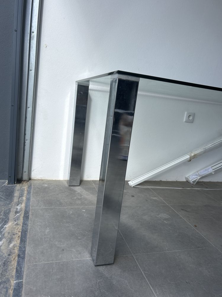 Mesa de vidro com pes prateados