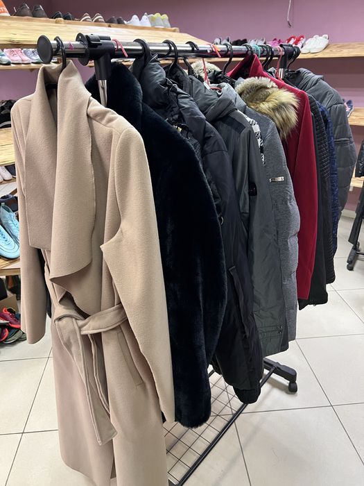 Продам лот жіночого верхнього одягу