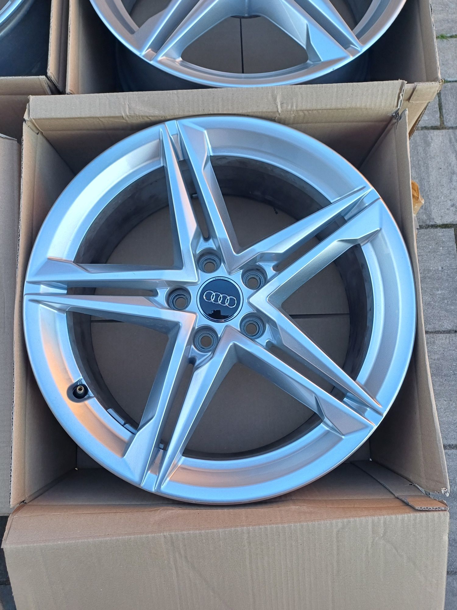 Felgi Audi A4 B9 8W0-HM
