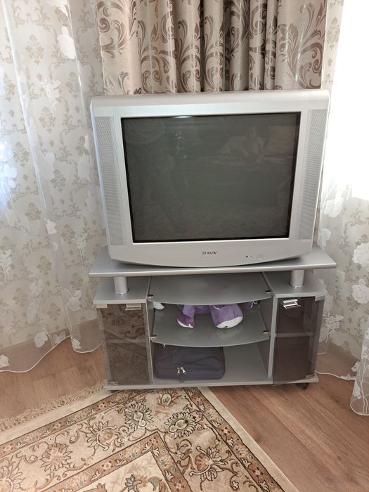 Телевизор с тумбочкой /торг