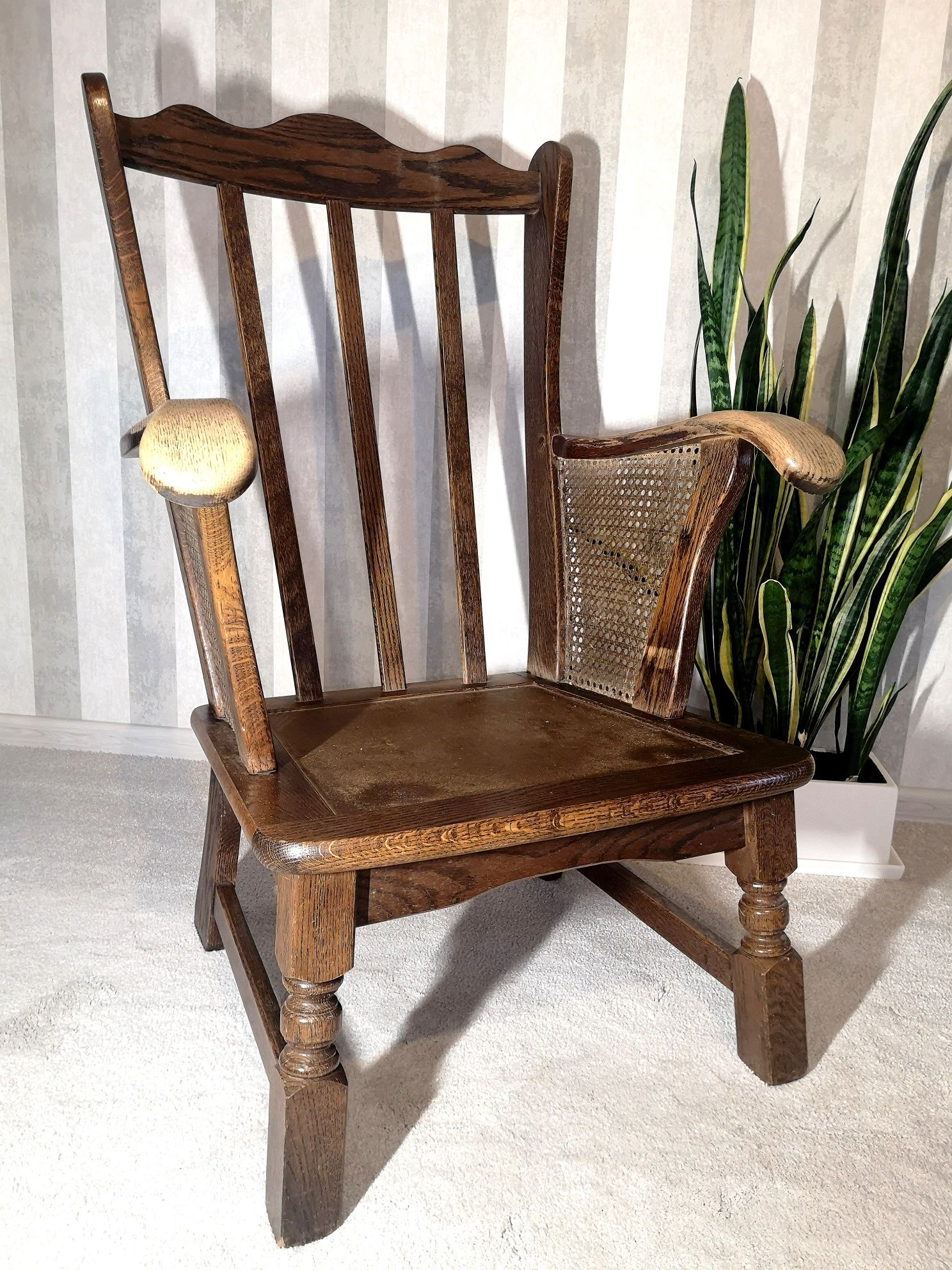 Drewniany, solidny fotel
