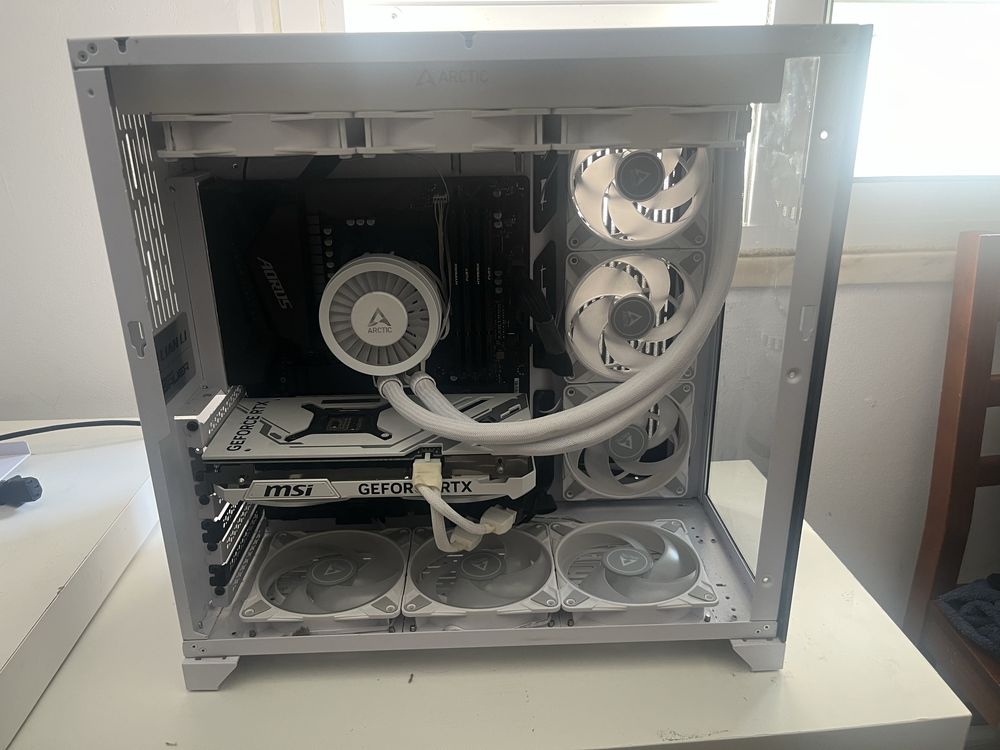 PC GAMER - Ryzen 7 57003D | RTX 4070 Super