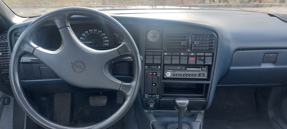 Опель омега 1.8  Opel Omega