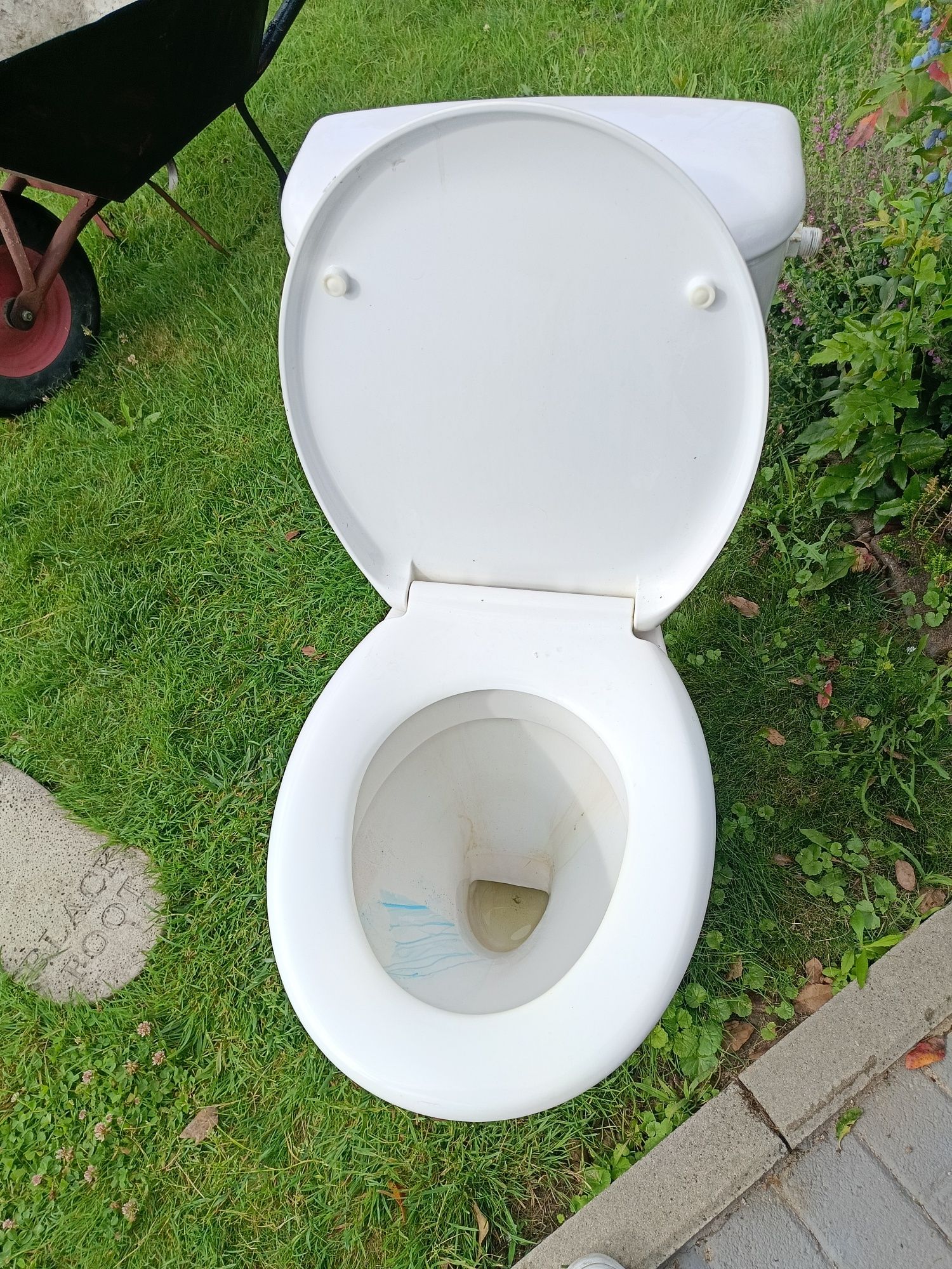 WC komplet sprawny,kabina natryskowa narożna,umywalka z szafką.