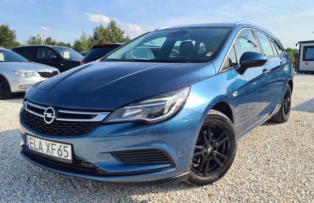 Opel Astra 1,4 benzyna hak klimatyzacja czytanie znakow asystent pasa