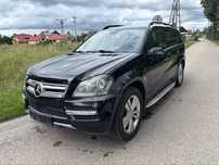 Mercedes-Benz GL 7-osobowy pali jeżdzi po placu